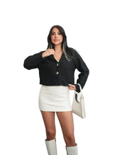 Μαύρο κοντό σακάκι μπουκλέ, ξεχωρίζει με τον κομψό και μοντέρνο σχεδιασμό του, ενώ οι μεγάλες λεπτομέρειες με κουμπιά προσθέτουν μια εκλεπτυσμένη πινελιά. Συνδυάζεται εύκολα τόσο με φούστες όσο και με παντελόνια, αποτελώντας ιδανική επιλογή για καθημερινές και ιδιαίτερες εμφανίσεις.