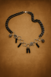 Χειροποίητο Κολιέ με Μαύρη Αλυσίδα και Μεταλλικές λεπτομέρειες.