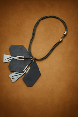 Χειροποίητο Δερμάτινο Κολιέ με Γεωμετρικά Στοιχεία.